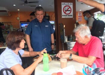 SAIFUDDIN Abdullah (tengah) beramah mesra dengan pengundi di sebuah restoran di Indera Mahkota di Kuantan, Pahang.
