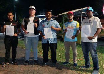 MUHAMMAD FADZLI ROSLAN (tengah) menunjukkan laporan polis yang dibuat terhadap Razman Zakaria di IPD Seberang Perai Tengah, Bukit Mertajam, Pulau Pinang malam tadi.