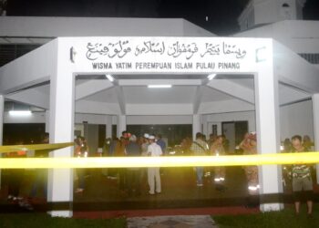 TIGA penghuni asrama Wisma Anak Yatim Perempuan (Islam) di Jalan Scotland, George Town, Pulau Pinang cedera selepas bumbung bagunan itu runtuh dalam kejadian malam tadi.