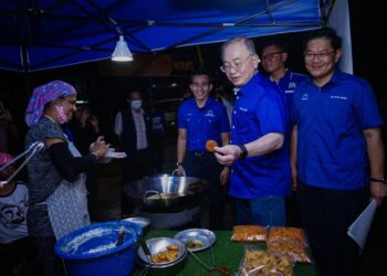 WEE Ka Siong, Lim Ban Hong dan Shahril Sufian Hamdan menyantuni peniaga di Pasar Malam Kampung Lereh, Tangga Batu, Melaka. - UTUSAN/AMRAN MULUP