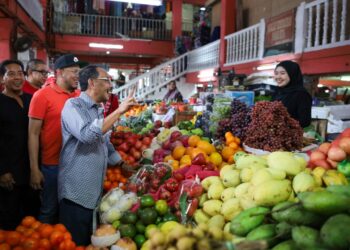 MOHAMAD Suparadi Md. Noor (tiga kiri) ketika beramah mesra bersama peniaga Pasar Besar Tanah Merah, Kelantan hari ini.UTUSAN/KAMARUL BISMI KAMARUZAMAN