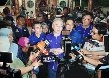 WEE Ka Siong bercakap kepada pemberita ketika ditemui selepas sesi menyantuni pengundi di Pasar Malam Kampung Lereh, Tangga Batu, Melaka. - UTUSAN/AMRAN MULUP