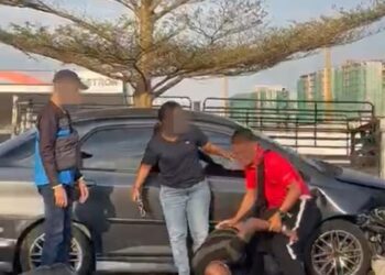 TANGKAP layar pergaduhan dua lelaki di Jalan Raja Musa Aziz, Ipoh yang tular di media sosial. - UTUSAN/MEDIA SOSIAL