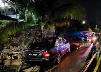 KERETA yang rosak dalam kejadian tanah runtuh di Taman Pinggiran Pedas, Rembau malam ini.