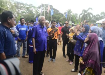 ISMAIL SABRI Yaakob (tengah) hadir pada Kenduri Kampung Bersama Penduduk Kampung Bohor Baru di pekarangan Dewan Orang Ramai Kampung Bohor Baru di Bera, Pahang. - UTUSAN/SHAIKH AHMAD RAZIF