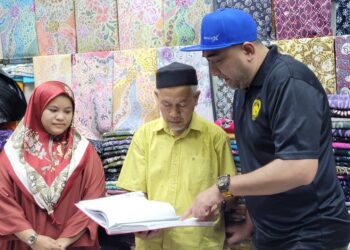 ROSMADI Ismail (kanan) turut bertanyakan perkembangan perniagaan serta masalah-masalah yang dihadapi para peniaga semasa melawat mereka di Bazar Tok Guru, Kota Bharu, Kelantan hari ini. -UTUSAN/MUSTAQIM MOHAMED