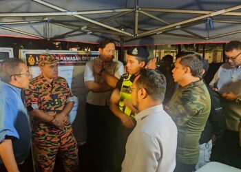 ABDUL Latiff Ahmad (kiri) ketika melawat PKTK di Taman Sri Muda, Shah Alam, Selangor malam tadi-UTUSAN/ MOHAMAD NAUFAL MOHAMAD IDRIS