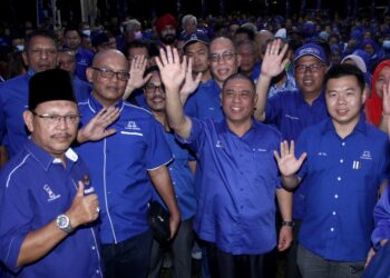 SAARANI Mohamad (dua dari kanan) bersama pemimpin BN pada pelancaran manifesto PRU15 di Ipoh semalam. - UTUSAN/MUHAMAD NAZREEN SYAH MUSTHAFA