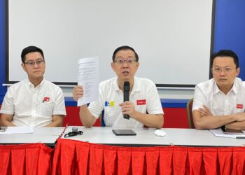 LIM GUAN ENG dalam sidang akhbar berkenaan isu naik taraf dan pembesaran LTAPP di Wisma DAP, George Town, Pulau Pinang hari ini.