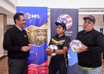 Presiden MFL Datuk Ab Ghani Hassan menyerahkan bola rasmi kejohanan kepada Timbalan Jawatankuasa Exco Sukan SAM Rozaidi Zulkifli.