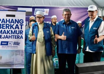 ABDUL HADI Awang (kiri) hadir pada majlis Ceramah Umum dan Pelancaran Manifesto PN Pahang di Jerantut, Pahang.