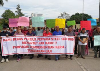 SEBAHAGIAN daripada bekas pekerja Perwaja  yang mengadakan perhimpunan menuntut tunggakan gaji dan pampasan di Teluk Kalong, Kemaman, hari ini. - UTUSAN/ NIK NUR IZZATUL HAZWANI NIK ADNAN
