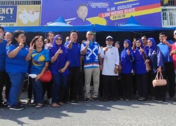 AZLAN Man (tengah) bersama dengan penyokong BN di bilik gerakan BN di Kangar, baru-baru ini. - UTUSAN/SYED AZLAN SAYID HIZAR