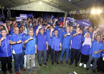 SAARANI Mohamad (tengah) bersama calon dan pemimpin BN Perak pada pelancaran manifesto PRU15 di Ipoh semalam. - UTUSAN/MUHAMAD NAZREEN SYAH MUSTHAFA