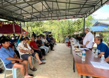 TENGKU Razaleigh Hamzah (dua dari kanan) bersama masyarakat Cina di Kampung Batu Papan 2 di Gua Musang, Kelantan, hari ini. -UTUSAN/ AIMUNI TUAN LAH