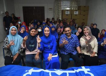 NOORYANA Najwa Najib (dua dari kiri) turun padang memberikan sokongan moral kepada jentera BN di Dewan Undangan Negeri (DUN) Pauh, Arau, Perlis hari ini.- UTUSAN/IZLIZAN OTHMAN