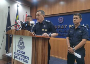 MUHAMAD Zaki Harun (tengah) semasa sidang media di IPK Kelantan di Kota Bharu, Kelantan hari ini.-UTUSAN/ROSALWANI CHE SOH