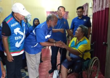 CALON BN kerusi Parlimen Nibong Tebal, RS Thanenthiran (dua dari kiri) ketika menziarahi seorang pesakit kronik di Sungai Acheh, Pulau Pinang semalam.