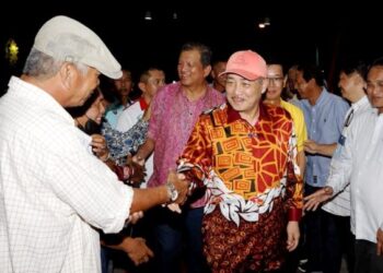 HAJIJI Noor ketika tiba pada majlis makan malam bersama komuniti Cina di Tuaran