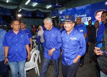 AHMAD Zahid Hamidi membuat lawatan ke 'Command Center' Parlimen Titiwangsa, turut hadir calon Barisan Nasional Parlimen Titiwangsa, Datuk Seri Johari Abdul Ghani. - UTUSAN/SHIDDIEQIIN ZON
