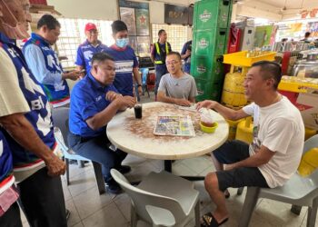 MOHD. ZAIDI MOHD. SAID ketika menyantuni pengundi Cina sewaktu turun padang berkempen sempena PRU15 di pekan Permatang Pauh, Pulau Pinang hari ini.