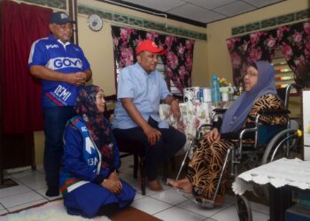 REEZAL MERICAN Naina Merican berbual dengan Chambee Hassan ketika melawat warga emas itu di rumahnya di Kampung Paya Keladi Masjid, Kepala Batas, Pulau Pinang hari ini.