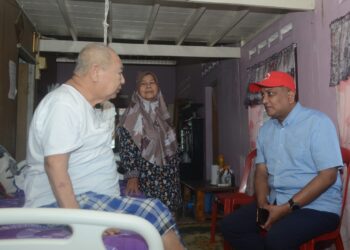 REEZAL MERICAN Naina Merican ketika melawat sebuah keluarga warga emas di Kampung Paya Keladi Masjid, Kepala Batas, Pulau Pinang hari ini.