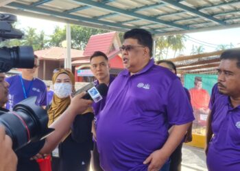 AB. RAUF Yusoh ketika ditemui pemberita selepas merasmikan Program Bidara Beach Clean Up di Pantai Tanjung Bidara, Masjid Tanah, Melaka. - UTUSAN/MUHAMMAD SHAHIZAM TAZALI