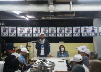 MUKHRIZ Mahathir ketika berucap dalam sesi temu wakil penduduk Pangsapuri Nilam di Ampang sebagai sokongan kepada Nurul Ashikin.