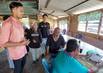 MUHAMMAD DANIAL Abdul Majeed (kiri) ketika turun berkempen di sekitar Kampung Paya Keladi Hujung, Kepala Batas, Pulau Pinang semalam.