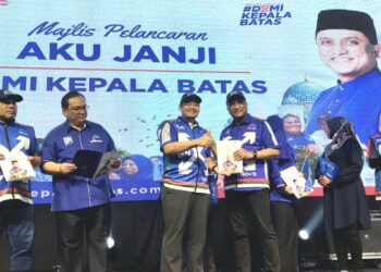 REEZAL MERICAN Naina Merican (empat dari kiri) pada majlis pelancaran Ikrar Aku Janji Demi Kepala Batas di Wisma UMNO Kepala Batas, Pulau Pinang malam tadi.