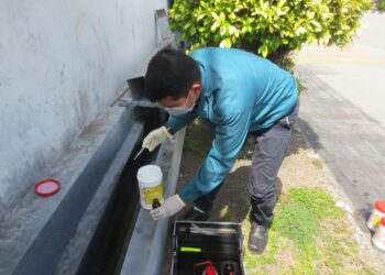 PEGAWAI JAS Pulau Pinang mengambil sampel air dipercayai mengandungi pepejal terampai dan aluminium yang dilepaskan sebuah kilang elektronik yang didakwa mencemari alam sekitar di Butterworth, baru-baru ini.