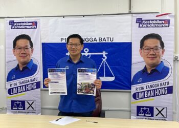 LIM Ban Hong menunjukkan manifesto yang mengandungi 15 perkara ditawarkan semasa pelancaran di Bilik Gerakan MCA Parlimen Tangga Batu, Melaka. - UTUSAN/AMRAN MULUP