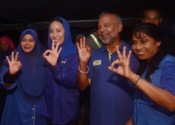 NOORYANA NAJWA Mohd. Najib (dua dari kiri) bersama Thanenthiran (dua dari kanan) ketika hadir ke ceramah di Sungai Acheh, Nibong Tebal, Pulau Pinang malam tadi.