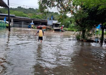 KEADAAN banjir kilat yang melanda Taman Seri Kulim selepas hujan lebat sejak petang semalam di Kulim. -UTUSAN/AZAHAR HASHIM