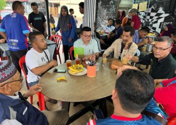 MOHD. Azizi Abu Naim (tiga dari kanan) bertemu pengundi di Taman Damar, Gua Musang, Kelantan. -UTUSAN/ AIMUNI TUAN LAH