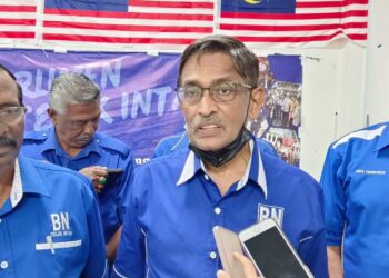 S. SUBRAMANIAM (tengah) bercakap kepada pemberita selepas bertemu masyarakat India di pejabat penyelaras Parlimen Teluk Intan, Teluk Intan hari ini. - UTUSAN