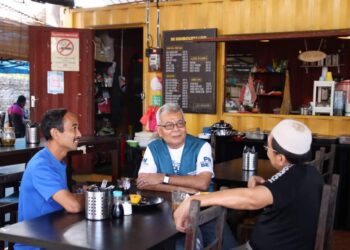 MOHD. REDZUAN Md. Yusof (tengah) menyantuni masyarakat di Parlimen Alor Gajah, Melaka dalam siri kempennya pada PRU15.