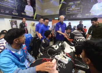 ISMAIL Sabri Yaakob (tengah) beramah mesra dengan golongan muda yang menyertai pertandingan e-Sukan pada Karnival Keluarga Malaysia Anak Muda Gegor Bera di Dewan Konvensyen Majlis Daerah Bera di Bera, Pahang. - UTUSAN/SHAIKH AHMAD RAZIF