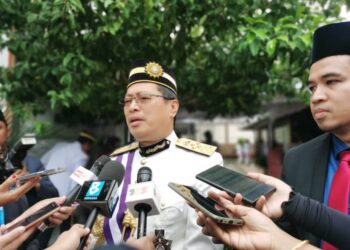 AZAM Baki ketika ditemui media selepas menghadiri Majlis Pengurniaan Kehormatan Negeri Kelantan Sempena Hari Keputeraan, Sultan Muhammad V Kali Ke-53 di Istana Balai Besar, Kota Bharu hari ini.