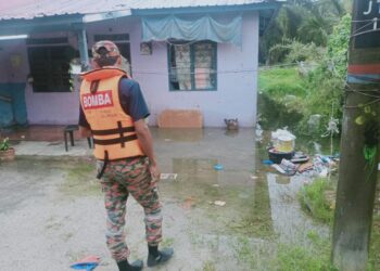 ANGGOTA bomba memantau keadaan banjir di Jalan Bukit Panjang, Simpang 3 Jeram, Kuala Selangor, Selangor, hari ini.