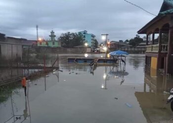 SITUASI terkini paras air Sungai Golok, Rantau Panjang, Kelantan hari ini.-UTUSAN/IHSAN PENDUDUK