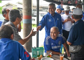 AHMAD Said (kanan) beramah mesra dengan penduduk yang hadir program sarapan pagi bersama pengundi DUN Rhu Rendang di Kampung Sungai Kerak, Marang, hari ini. - UTUSAN/PUQTRA HAIRRY ROSLI