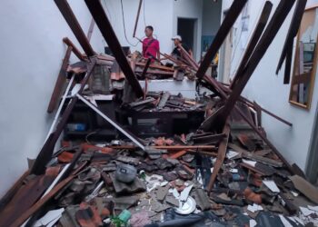 KEADAAN rumah yang dihuni sepasang suami isteri di Bukit Mertajam, Pulau Pinang selepas bumbungnya runtuh secara tiba-tiba petang tadi.