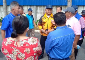 MOHD. RIDHWAN Mohd. Ali (tengah) mendengar permasalahan diajukan para penduduk Ozana Residence, Bukit Katil, Melaka berkenaan bau busuk dan pencemaran bunyi dihadapi mereka. - UTUSAN/AMRAN MULUP