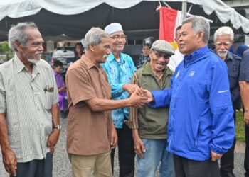 AHMAD Said (kanan) bersalam dengan penduduk yang hadir program sarapan pagi bersama pengundi DUN Rhu Rendang di Kampung Sungai Kerak, Marang, hari ini. - UTUSAN/PUQTRA HAIRRY ROSLI