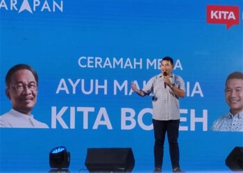 RAFIZI Ramli ketika berucap dalam Ceramah Mega Ayuh Malaysia Kita Boleh di Padang Dataran Rembau, di Rembau malam semalam.-UTUSAN/NOR AINNA HAMZAH.