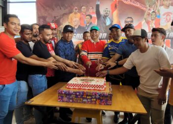 ANNUAR Musa (lima dari kanan) bersama-sama skuad TRW Treble 2012 bersama-sama memotong kek bersempena ulangtahun ke-10 kejayaan TRW menjulang tiga piala utama dalam arena bola sepak tempatan. UTUSAN/MUSTAQIM MOHAMED
