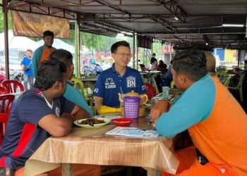 CHUA TEE YONG beramah mesra dengan penduduk setempat di sebuah warung semasa berkempen di sekitar Labis, Segamat.