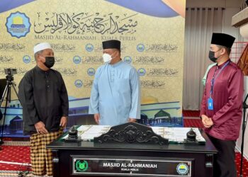 TUANKU Syed Faizuddin Putra Jamalullail (dua dari kanan) berkenan menyerahkan sumbangan zakat MAIPs di Kampung Seberang Tok Pi, Kuala Perlis, hari ini- UTUSAN